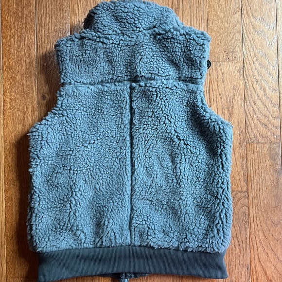 NWT Bass Outdoor Sherpa Vest size small - Picture 9 of 11